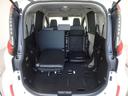 サードシートは畳んでセカンドシート下へダイブイン、荷室が広がります。