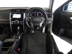 革巻きステアリングで快適な操作性の運転席です。 5