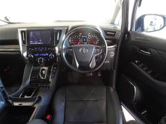 ウッド調と革巻きステアリングで快適な操作性の運転席です。 5