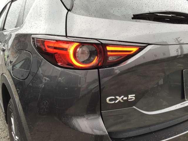 ＣＸ－５ ２．０　２０Ｓ　スマート　エディション　ナビ　ＣａｒＰｌａｙ対応　全方位モニタ　衝突軽　ブレーキサポート　３６０度ビューモニター　オートＬＥＤ　地デジ　ＵＳＢポート　ＢＴ　サイドエアバック　横滑り防止装置　アイドリング　盗難防止装置　ＡＢＳ（8枚目）