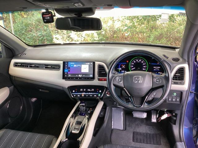 ヴェゼル ハイブリッドＺスタイルエディション　メモリーナビ　リアカメラ　ＥＴＣ　フルセグＴＶ　記録簿　横滑り防止装置　クルコン　ナビＴＶ　盗難防止装置　ＬＥＤライト　シートヒーター　スマ－トキ－　エアバッグ　キーレス　ＵＳＢ　ＡＢＳ　ＡＡＣ（2枚目）