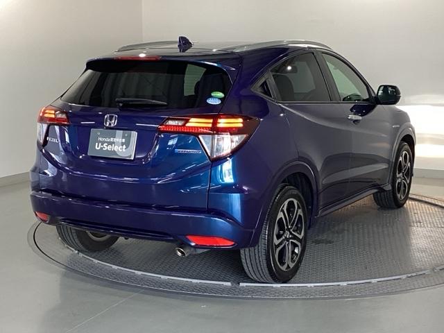 ヴェゼル ハイブリッドＺスタイルエディション　メモリーナビ　リアカメラ　ＥＴＣ　フルセグＴＶ　記録簿　横滑り防止装置　クルコン　ナビＴＶ　盗難防止装置　ＬＥＤライト　シートヒーター　スマ－トキ－　エアバッグ　キーレス　ＵＳＢ　ＡＢＳ　ＡＡＣ（8枚目）