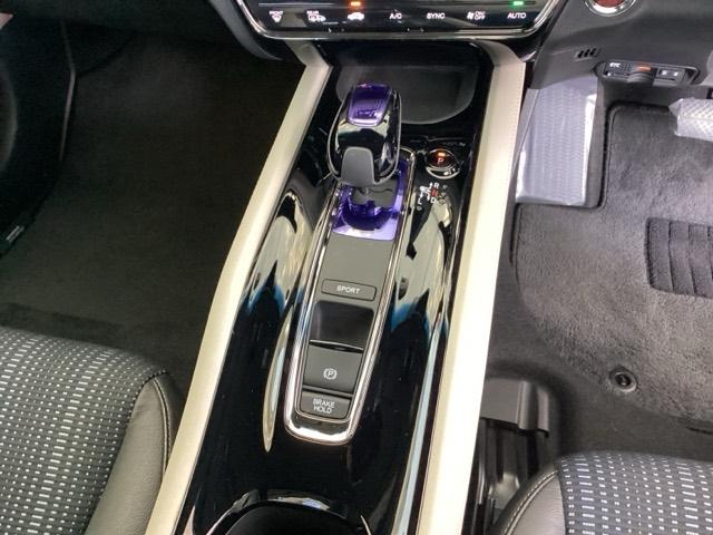 ヴェゼル ハイブリッドＺスタイルエディション　メモリーナビ　リアカメラ　ＥＴＣ　フルセグＴＶ　記録簿　横滑り防止装置　クルコン　ナビＴＶ　盗難防止装置　ＬＥＤライト　シートヒーター　スマ－トキ－　エアバッグ　キーレス　ＵＳＢ　ＡＢＳ　ＡＡＣ（13枚目）