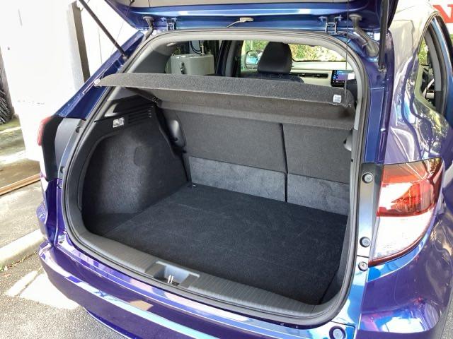 ヴェゼル ハイブリッドＺスタイルエディション　メモリーナビ　リアカメラ　ＥＴＣ　フルセグＴＶ　記録簿　横滑り防止装置　クルコン　ナビＴＶ　盗難防止装置　ＬＥＤライト　シートヒーター　スマ－トキ－　エアバッグ　キーレス　ＵＳＢ　ＡＢＳ　ＡＡＣ（18枚目）