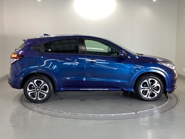 ヴェゼル ハイブリッドＺスタイルエディション　メモリーナビ　リアカメラ　ＥＴＣ　フルセグＴＶ　記録簿　横滑り防止装置　クルコン　ナビＴＶ　盗難防止装置　ＬＥＤライト　シートヒーター　スマ－トキ－　エアバッグ　キーレス　ＵＳＢ　ＡＢＳ　ＡＡＣ（32枚目）