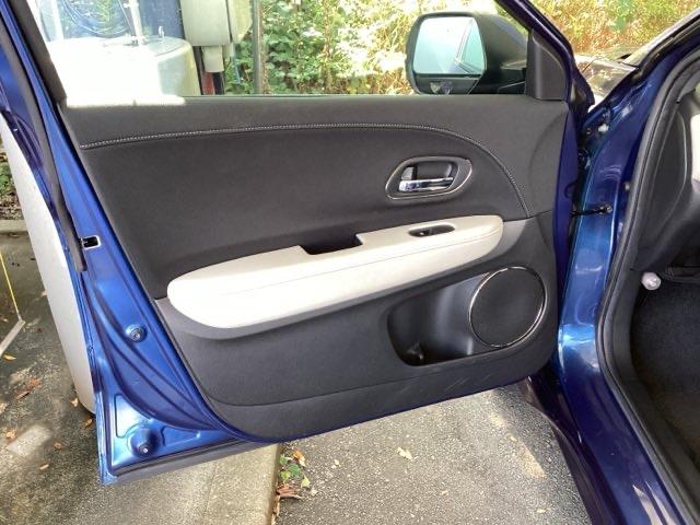 ヴェゼル ハイブリッドＺスタイルエディション　メモリーナビ　リアカメラ　ＥＴＣ　フルセグＴＶ　記録簿　横滑り防止装置　クルコン　ナビＴＶ　盗難防止装置　ＬＥＤライト　シートヒーター　スマ－トキ－　エアバッグ　キーレス　ＵＳＢ　ＡＢＳ　ＡＡＣ（35枚目）