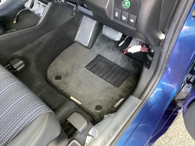 ヴェゼル ハイブリッドＺスタイルエディション　メモリーナビ　リアカメラ　ＥＴＣ　フルセグＴＶ　記録簿　横滑り防止装置　クルコン　ナビＴＶ　盗難防止装置　ＬＥＤライト　シートヒーター　スマ－トキ－　エアバッグ　キーレス　ＵＳＢ　ＡＢＳ　ＡＡＣ（53枚目）