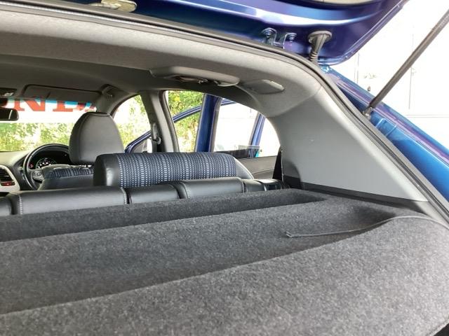 ヴェゼル ハイブリッドＺスタイルエディション　メモリーナビ　リアカメラ　ＥＴＣ　フルセグＴＶ　記録簿　横滑り防止装置　クルコン　ナビＴＶ　盗難防止装置　ＬＥＤライト　シートヒーター　スマ－トキ－　エアバッグ　キーレス　ＵＳＢ　ＡＢＳ　ＡＡＣ（64枚目）