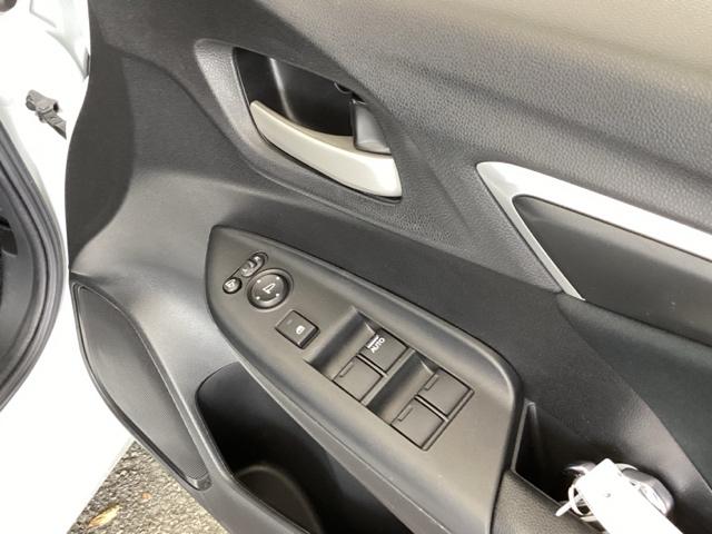 フィット １３Ｇ・Ｌホンダセンシング　純正メモリーナビ　ドラレコ　リアカメラ　地デジフルセグＴＶ　ＥＴＣ車載器　ＤＶＤ再生可　ナビ＆ＴＶ　サイドカーテンエアバック　Ｄレコ　ＵＳＢ　エアバック　パワーウインドウ　記録簿　キーフリーシステム（49枚目）