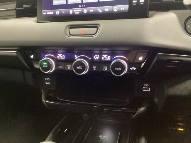 ヴェゼル ｅ：ＨＥＶＺ　メモリーナビ　ドラレコ　ＥＴＣ　リアカメラ　衝突回避支援ブレーキ機能　スマキ　Ｐトランク　フルオートエアコン　Ｄレコ　エアバッグ　両席エアバック　Ｒカメ　パワーウィンドウ　ＬＥＤランプ　ソナー　ＵＳＢ（12枚目）