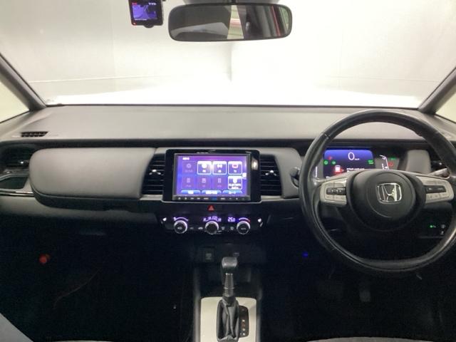 フィット ｅ：ＨＥＶホーム２０周年特別仕様車カーサ　ＨｏｎｄａＣＯＮＮＥＣＴ対応純正メモリーナビ　ＤＶＤ　シートヒーター　横滑り防止装置　ＥＴＣ　フルセグ　ＬＥＤヘッドライト　スマキー　オートクルーズコントロール　サイドエアバック　盗難防止システム（2枚目）