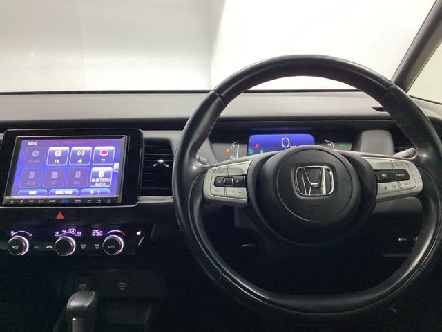 フィット ｅ：ＨＥＶホーム２０周年特別仕様車カーサ　ＨｏｎｄａＣＯＮＮＥＣＴ対応純正メモリーナビ　ＤＶＤ　シートヒーター　横滑り防止装置　ＥＴＣ　フルセグ　ＬＥＤヘッドライト　スマキー　オートクルーズコントロール　サイドエアバック　盗難防止システム（3枚目）