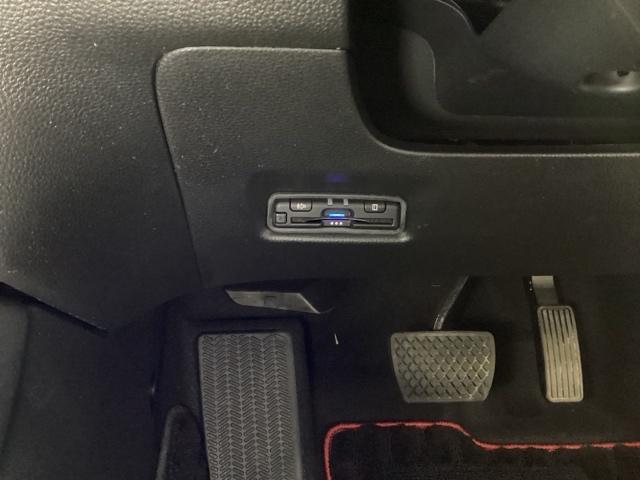 フィット ｅ：ＨＥＶホーム２０周年特別仕様車カーサ　ＨｏｎｄａＣＯＮＮＥＣＴ対応純正メモリーナビ　ＤＶＤ　シートヒーター　横滑り防止装置　ＥＴＣ　フルセグ　ＬＥＤヘッドライト　スマキー　オートクルーズコントロール　サイドエアバック　盗難防止システム（14枚目）