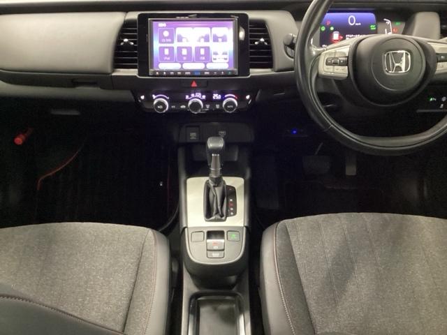 フィット ｅ：ＨＥＶホーム２０周年特別仕様車カーサ　ＨｏｎｄａＣＯＮＮＥＣＴ対応純正メモリーナビ　ＤＶＤ　シートヒーター　横滑り防止装置　ＥＴＣ　フルセグ　ＬＥＤヘッドライト　スマキー　オートクルーズコントロール　サイドエアバック　盗難防止システム（16枚目）