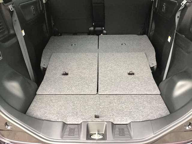 シートを倒すと大きな荷物や長い荷物などたくさん積めますよ☆