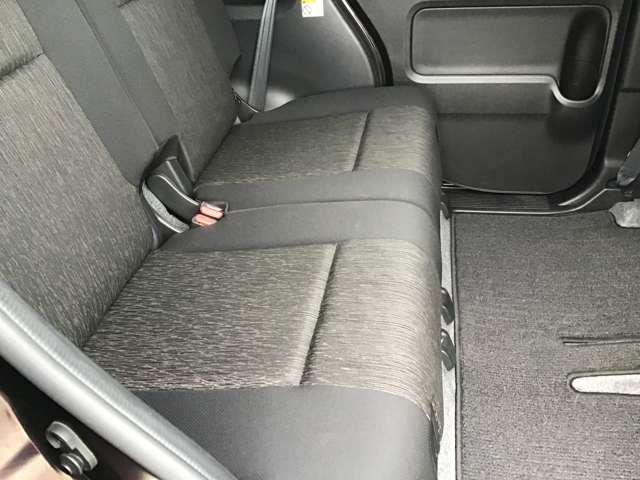 リアシートも大人の方がゆったりくつろげる空間になってます。