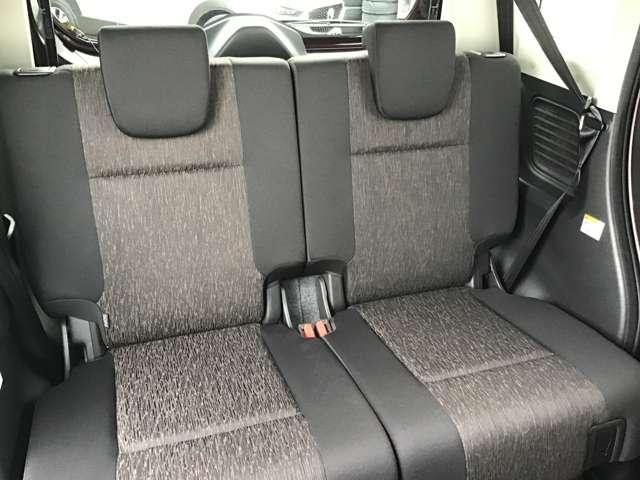 リアシートも大人の方がゆったりくつろげる空間になってます。