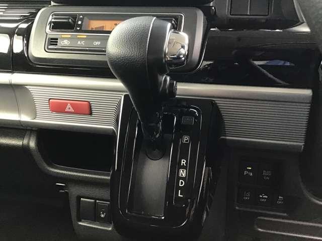 インパネシフトはスペースを広く保ったまま操作することができます。足元に何もないのはとても広く感じますよ＾＾