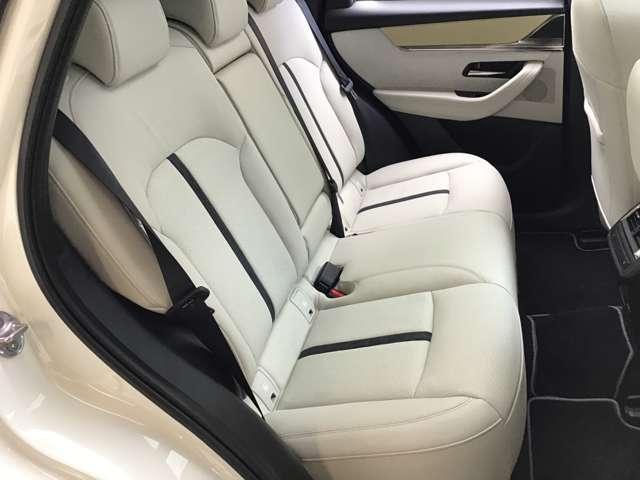 CX-60 3.3 XDハイブリッド プレミアム モダン ディーゼルター 大型サンルーフ BOSEサウンドシステム 衝突軽減装置 パワーバックドア パノラマルーフ 横滑り防止装置 ヒーター バックカメラ 4WD スマートキー パワーシート Bluetooth USB ABS(16枚目)