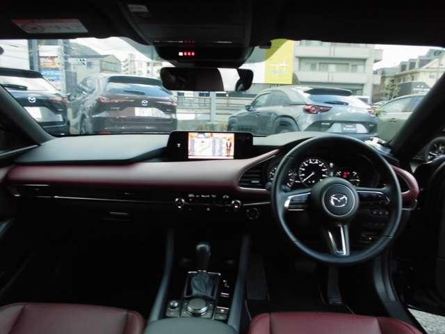 �����ړ��̏��Ȃ����ʃ]�[���ɑ��s����z�u�A���E��W���Ȃ��Z���^�[�f�B�X�v���C�̔z�u�A�Z���^�[�f�B�X�v���C�̑���̓R�}���_�[�R���g���[���ŉ\�B�^�]�ɏW���ł��K�v�ȏ��𓦂��Ȃ����C�A�E�g�ł��B