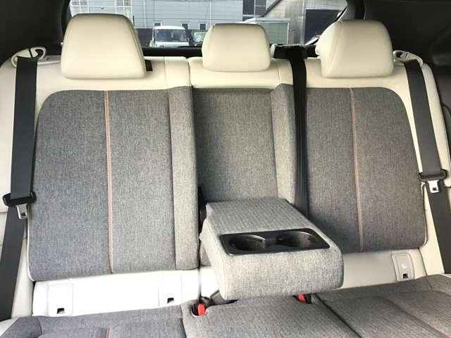 �V�[�g���ɗ]�T������A���̓I�Ȍ`��̍��ʂ��J�[�u���ɂ���������̂��x���A�܂��w�b�h�N���A�����X���]�T������A�����K���X���L�߂Ŏ��E�̍��������킳��Ǌ����Ȃ������ԃh���C�u�ł����K�ɉ߂����܂��B