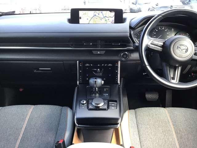 �����ړ��̏��Ȃ����ʃ]�[���ɑ��s����z�u�A���E��W���Ȃ��Z���^�[�f�B�X�v���C�̔z�u�A�Z���^�[�f�B�X�v���C�̑���̓R�}���_�[�R���g���[���ŉ\�B�^�]�ɏW���ł��K�v�ȏ��𓦂��Ȃ����C�A�E�g�ł��B