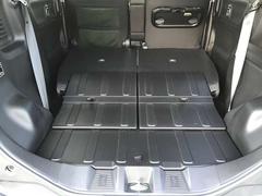 トランクルーム！リアシートは片方ずつ倒せます。乗車員数や積む荷物に応じてアレンジが可能ですので多彩に使えてとても便利です。 7