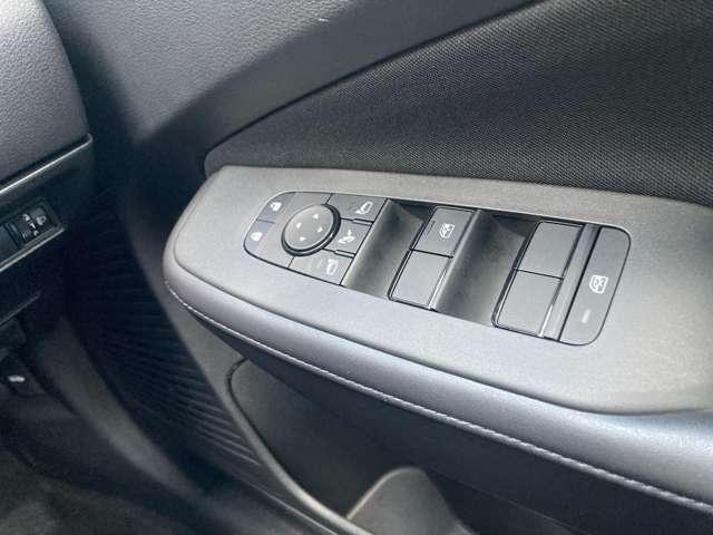 �S�ȃp���[�E�B���h�E�ƂȂ��Ă��܂��B�^�]�Ȃ̓I�[�g�ɂȂ��Ă���̂Ń����^�b�`�J���邱�Ƃ��o���܂��B