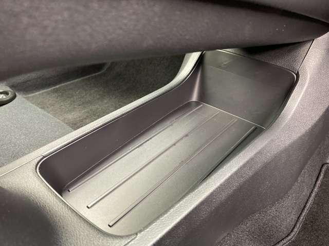 ノート １．２　Ｘ　弊社試乗車ＵＰ・日産純正９インチナビ・アラ　助手席エアバック　ＰＳ　ＰＷ　盗難防止　地デジ　キーフリーシステム　【ＬＥＤヘッドライト】　ＡＡＣ　記録簿付き　ワンオ－ナ－車　オートハイビーム　禁煙（19枚目）