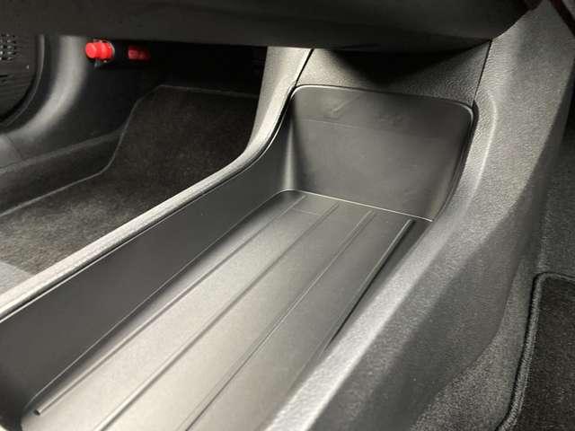 ノート １．２　Ｘ　弊社試乗車ＵＰ・日産純正９インチナビ・アラ　助手席エアバック　ＰＳ　ＰＷ　盗難防止　地デジ　キーフリーシステム　【ＬＥＤヘッドライト】　ＡＡＣ　記録簿付き　アルミ　ワンオ－ナ－車　オートハイビーム（18枚目）