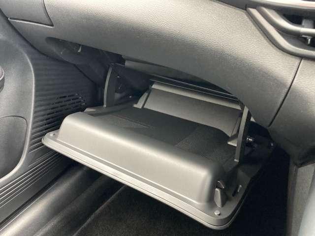 ノート １．２　Ｘ　弊社試乗車ＵＰ・日産純正９インチナビ・アラ　助手席エアバック　ＰＳ　ＰＷ　盗難防止　地デジ　キーフリーシステム　【ＬＥＤヘッドライト】　ＡＡＣ　記録簿付き　アルミ　ワンオ－ナ－車　オートハイビーム（22枚目）