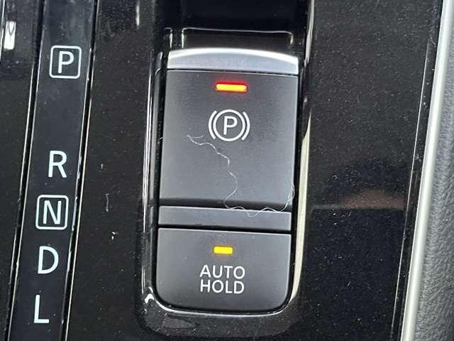 �T�C�h�u���[�L�͓d���ŁA�V�t�g���o�[���̃X�C�b�`���烏���^�b�`�Ń��b�N�Ɖ������\�ł��B