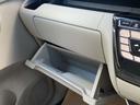 助手席側収納。上下に分かれていてたっぷり収納できますので便利ですよ。