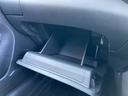 助手席側収納。書類等の保管などに便利ですね。
