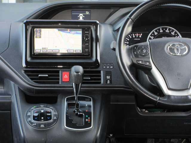 ヴォクシー 2.0 ZS 両電動スライドドア 盗難防止システム オートエアコン ダブルエアバッグ ドライブレコーダー ETC LEDヘッドライト キーレスエントリー ワンセグ メモリーナビ ナビTV PW パワーステアリング(4枚目)