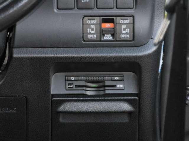 ヴォクシー 2.0 ZS 両電動スライドドア 盗難防止システム オートエアコン ダブルエアバッグ ドライブレコーダー ETC LEDヘッドライト キーレスエントリー ワンセグ メモリーナビ ナビTV PW パワーステアリング(12枚目)