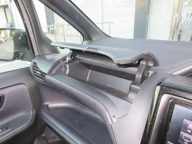 ヴォクシー 2.0 ZS 両電動スライドドア 盗難防止システム オートエアコン ダブルエアバッグ ドライブレコーダー ETC LEDヘッドライト キーレスエントリー ワンセグ メモリーナビ ナビTV PW パワーステアリング(15枚目)