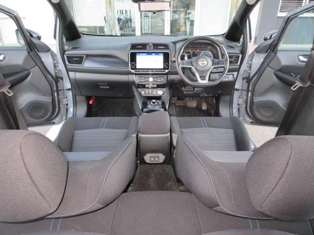 リーフ Ｘ　Ｖセレクション　レーダークルコン　３６０°カメラ　踏み間違い防止装置　ＬＥＤランプ　セキュリティ　１オーナー　ＥＴＣ　インテリキー　レーンキープアシスト　サイドエアバッグ　パワーウィンドウ　ＡＢＳ　メモリ－ナビ　ＡＷ（3枚目）