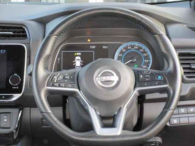 �n���h���̉E���ɂ̓v���p�C���b�g�V�X�e���̃X�C�b�`���t���Ă���̂ŁA�������H�̉^�]���y�ɂȂ�܂���I�����̃I�[�f�B�I����̃X�C�b�`�ɂĉ��ʒ��������i�r�𒼐ڐG�邱�ƂȂ����삪�ł��܂��B