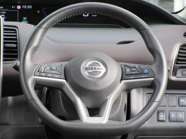 �n���h���̉E���ɂ̓v���p�C���b�g�V�X�e���̃X�C�b�`���t���Ă���̂ŁA�������H�̉^�]���y�ɂȂ�܂���I�����̃I�[�f�B�I����̃X�C�b�`�ɂĉ��ʒ��������i�r�𒼐ڐG�邱�ƂȂ����삪�ł��܂��B