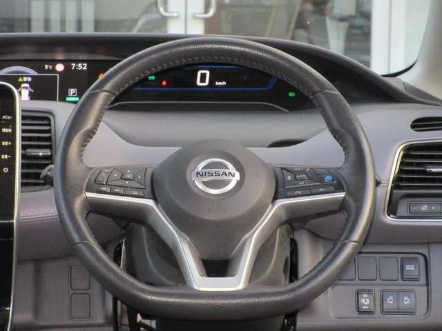 �n���h���̉E���ɂ̓v���p�C���b�g�V�X�e���̃X�C�b�`���t���Ă���̂ŁA�������H�̉^�]���y�ɂȂ�܂���I�����̃I�[�f�B�I����̃X�C�b�`�ɂĉ��ʒ��������i�r�𒼐ڐG�邱�ƂȂ����삪�ł��܂��B