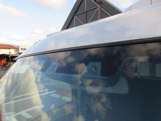 �t�����g�K���X�̏㕔�ɂ͏Փˌy���u���[�L�̑��u���t���Ă���A�����S�ɉ^�]���y����ł����������Ƃ��ł��܂��B