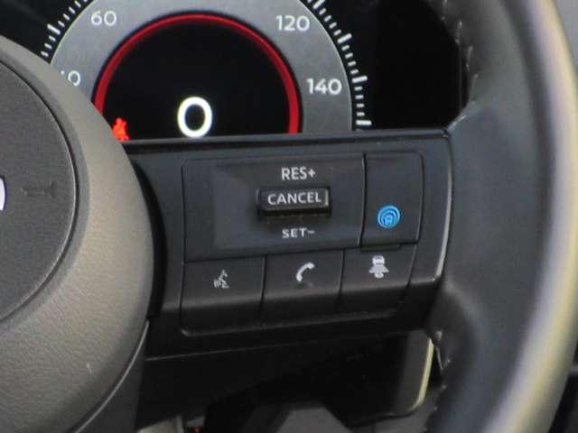 セレナ ２．０　ハイウェイスターＶ　メモリーナビ・後席モニター・アランドビュ　地上デジタル　ＬＫＡ　追従クルーズ　アイドリングＳ　スマートキー＆プッシュスタート　両側自動ドア　ＬＥＤヘッドライト　３列シート　Ｂカメラ　ワンオーナー（11枚目）