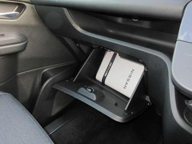 セレナ ２．０　ハイウェイスターＶ　メモリーナビ・後席モニター・アランドビュ　地上デジタル　ＬＫＡ　追従クルーズ　アイドリングＳ　スマートキー＆プッシュスタート　両側自動ドア　ＬＥＤヘッドライト　３列シート　Ｂカメラ　ワンオーナー（15枚目）