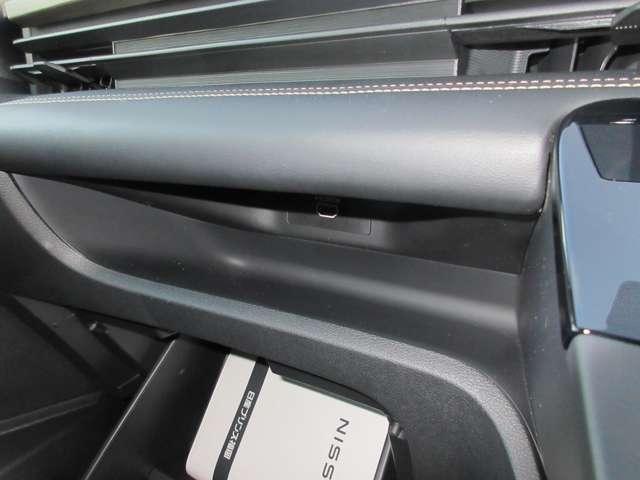 セレナ ２．０　ハイウェイスターＶ　メモリーナビ・後席モニター・アランドビュ　地上デジタル　ＬＫＡ　追従クルーズ　アイドリングＳ　スマートキー＆プッシュスタート　両側自動ドア　ＬＥＤヘッドライト　３列シート　Ｂカメラ　ワンオーナー（16枚目）