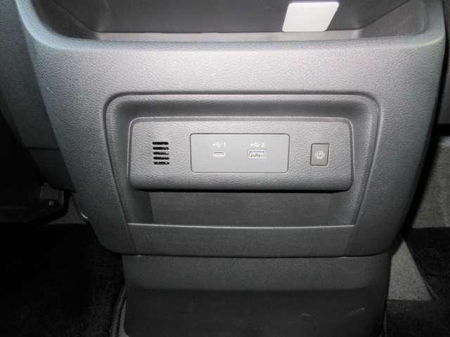 セレナ ２．０　ハイウェイスターＶ　メモリーナビ・後席モニター・アランドビュ　地上デジタル　ＬＫＡ　追従クルーズ　アイドリングＳ　スマートキー＆プッシュスタート　両側自動ドア　ＬＥＤヘッドライト　３列シート　Ｂカメラ　ワンオーナー（18枚目）