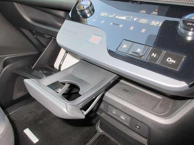 セレナ ２．０　ハイウェイスターＶ　メモリーナビ・後席モニター・アランドビュ　地上デジタル　ＬＫＡ　追従クルーズ　アイドリングＳ　スマートキー＆プッシュスタート　両側自動ドア　ＬＥＤヘッドライト　３列シート　Ｂカメラ　ワンオーナー（20枚目）