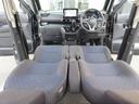 すっきりした運転席周りにはナビやエアコンの操作パネルを設置しておりますので、お一人での運転でもご安心できます。