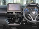 すっきりした運転席周りにはナビやエアコンの操作パネルを設置しておりますので、お一人での運転でもご安心できます。