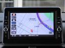 日産純正のメモリーナビ付きです。知らない場所にお出かけの際には非常に活躍します。Ｂｌｕｅｔｏｏｔｈを搭載しておりますので、運転中でもハンズフリーにて通話を行うことができます。